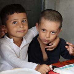 گورنمنٹ  ایم سی پرائمری  سکول رحیم آباد (ملتان) میں جماعت  نرسری کے  دو  ننھے  منے طالب علم